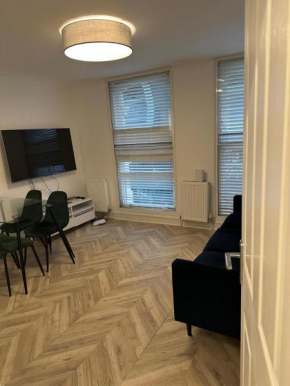 Cosy Modern 2 Bedroom Trafalgar Square Apartment